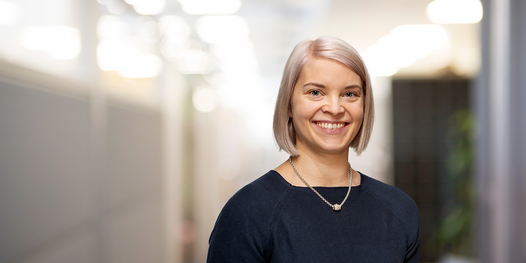 Jenny Martiskainen hymyilee